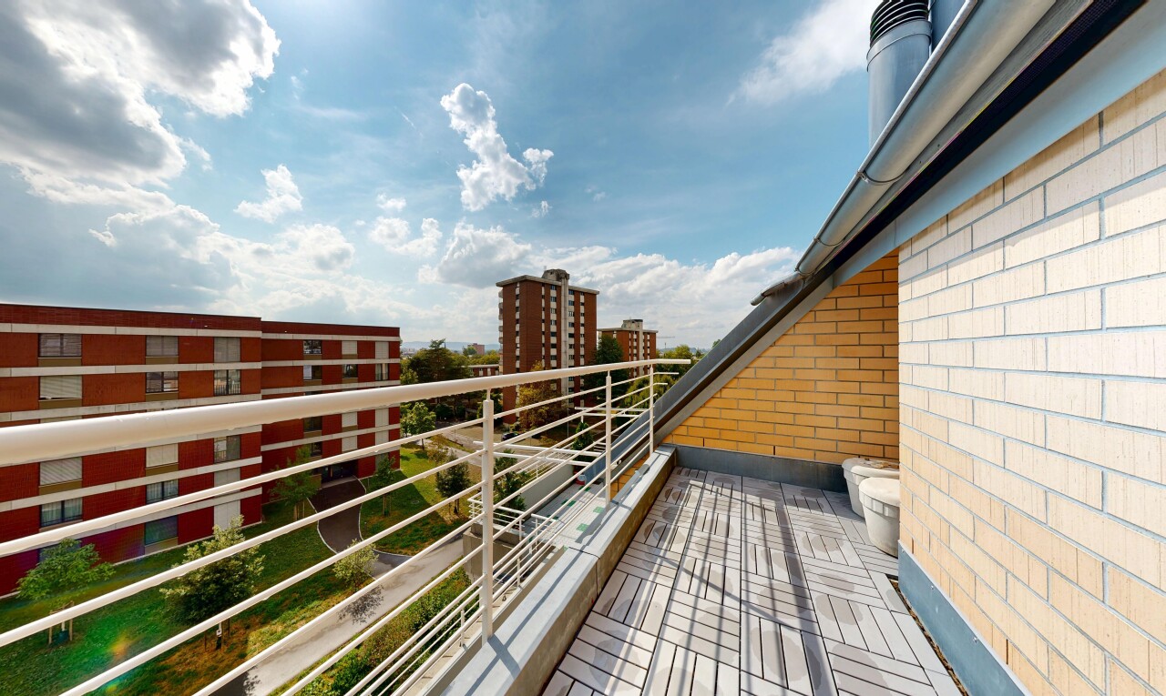 balkon mit from property, view focus, balkon, apartment complex view, und day time