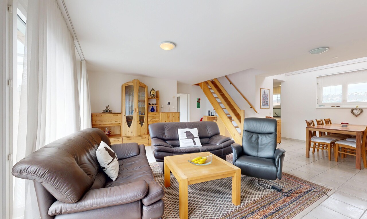 wohn- / esszimmer mit treppen, drywall, gipskartonwand, inside property, und tile floor