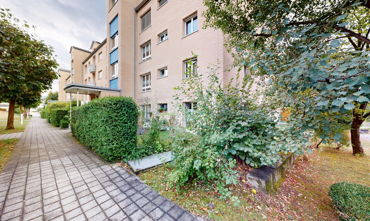 außenansicht mit blick auf wohnanlage, apartment complex view, und from community