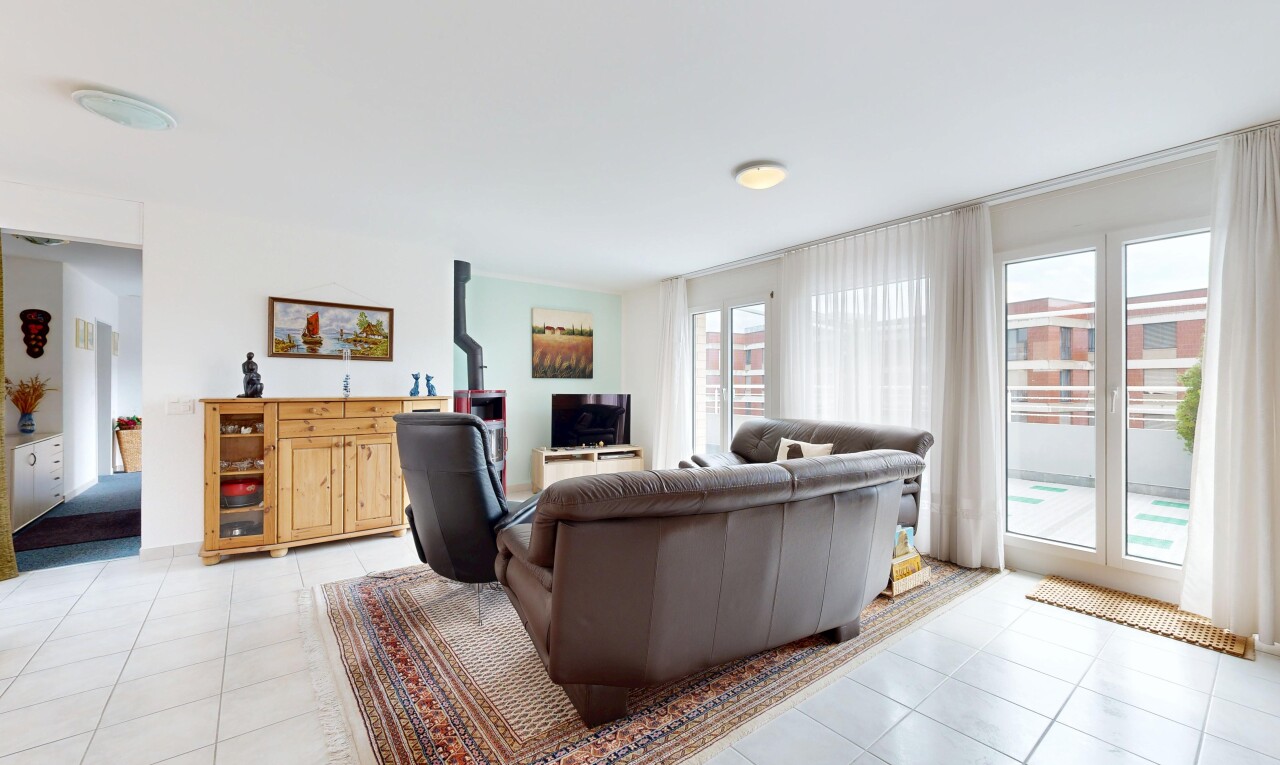 wohnzimmer mit drywall, gipskartonwand, fernseher, light floor, und tile floor