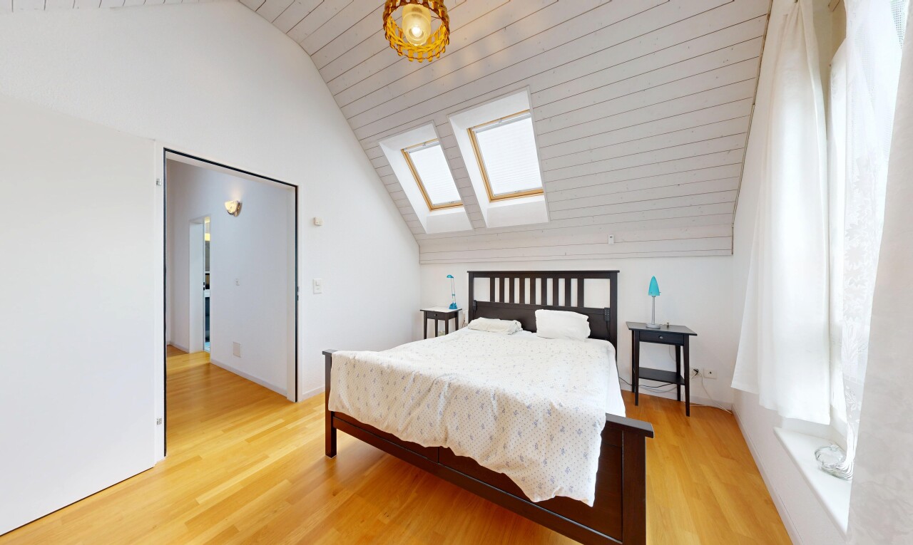 zimmer / schlafzimmer mit vaulted ceiling, dachschräge, natürliches licht, drywall, und gipskartonwand