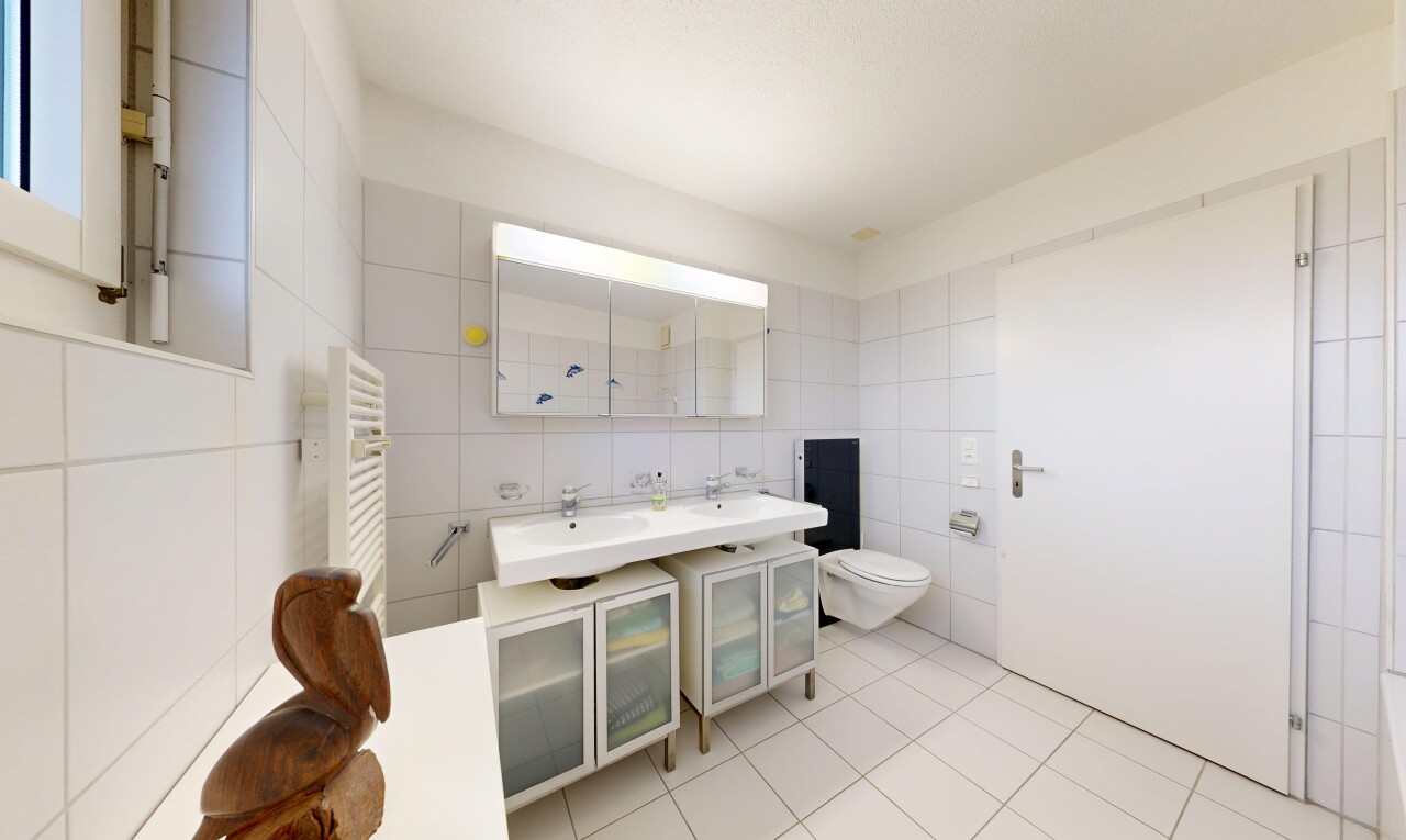 bad mit fliesenwand, tile wall, spiegel, komplettes badezimmer, und inside property
