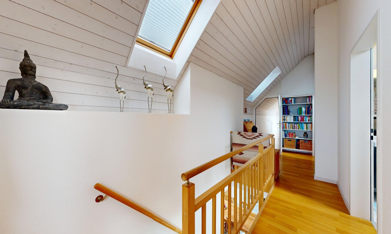 treppe mit dachfenster, wood finish floor, holzfußboden, wood ceiling, und holzdecke