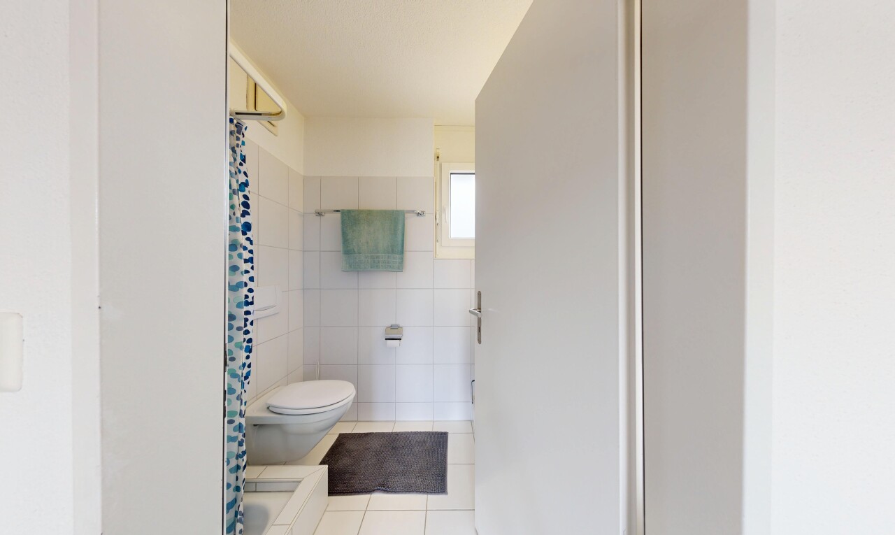 bad mit dusche, komplettes badezimmer, tile wall, fliesenwand, und tile floor