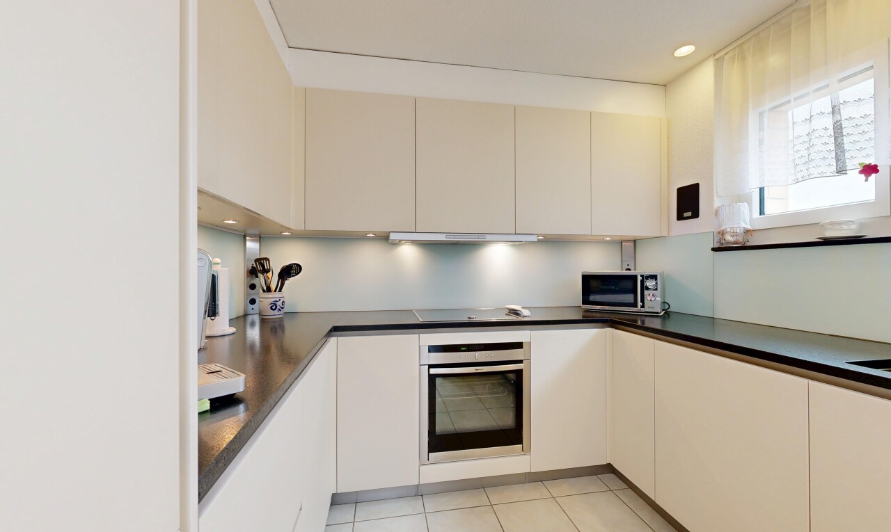 küche mit light floor, ofen, dark countertops, arbeitsplatten, und mikrowelle