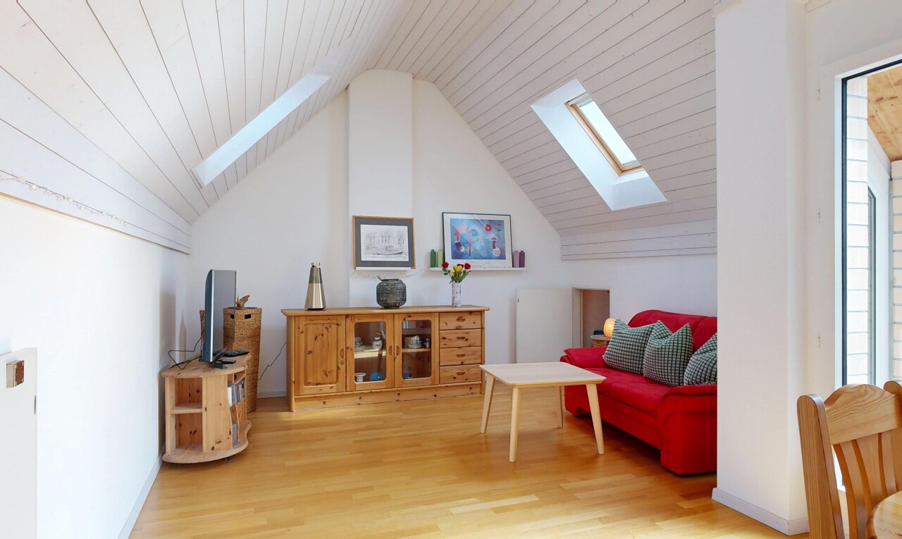 wohnzimmer mit dachfenster, zusätzliches zimmer, holzfußboden, wood finish floor, und gipskartonwand