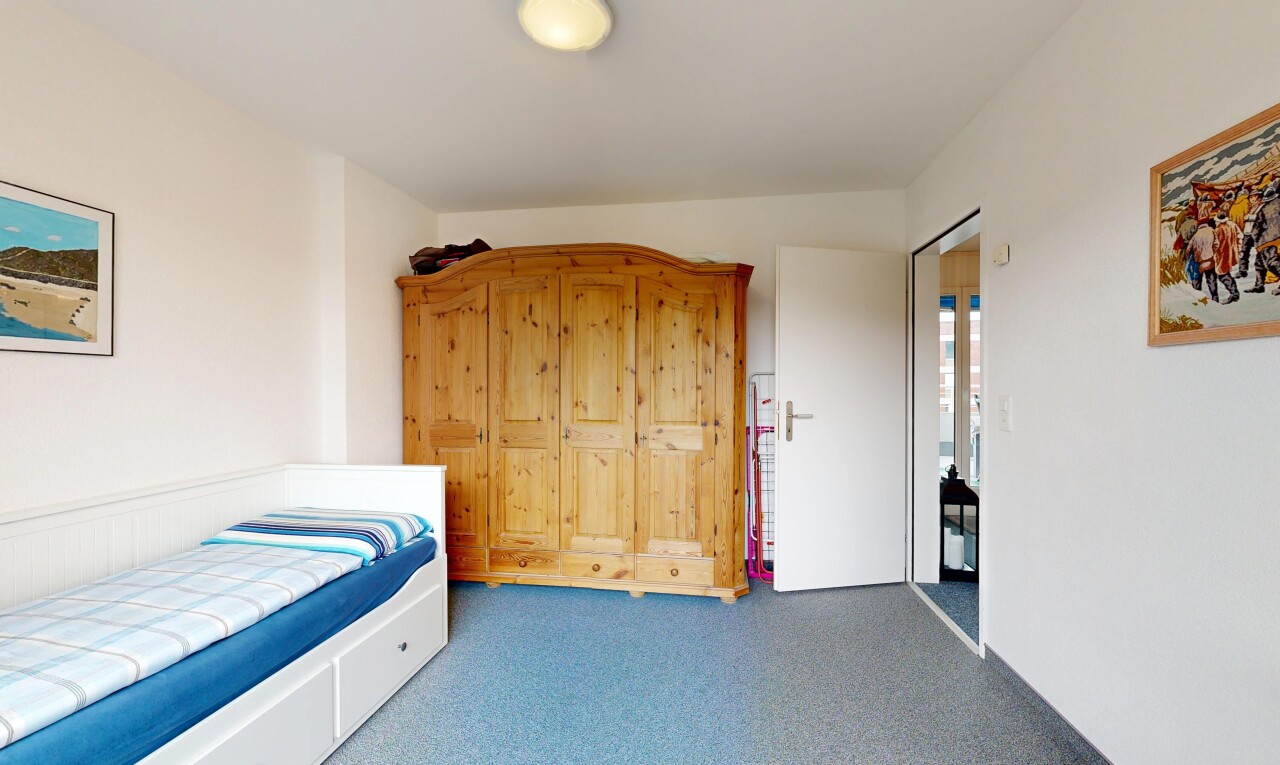 zimmer / schlafzimmer mit drywall, gipskartonwand, carpet, teppich, und inside property