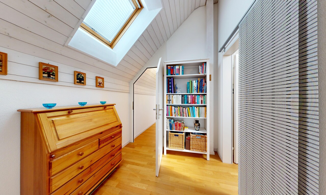 zimmer / schlafzimmer mit zusätzliches zimmer, dachschräge, vaulted ceiling, dachfenster, und holzfußboden