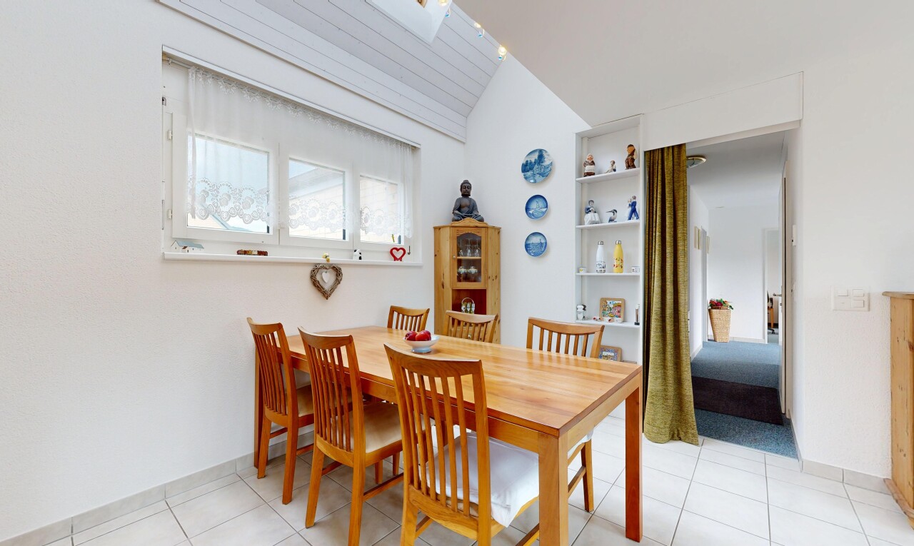 esszimmer mit eingebaute regale, drywall, gipskartonwand, vaulted ceiling, und dachschräge