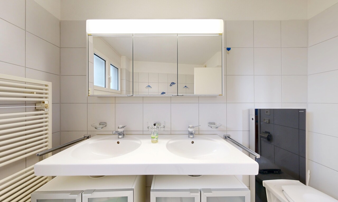 bad mit tile wall, fliesenwand, komplettes badezimmer, kühler, und spiegel