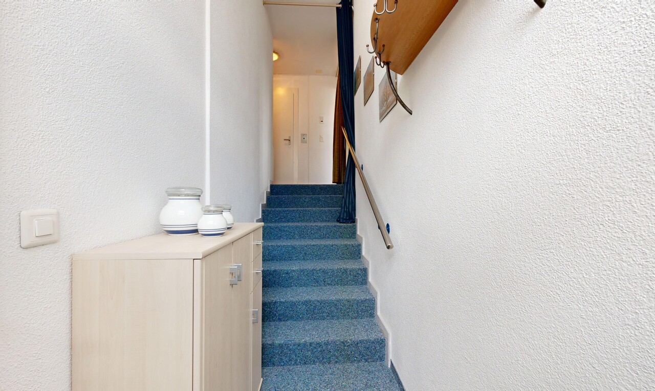 treppe mit carpet stairs, textured wall, strukturierte wand, treppen, und inside property