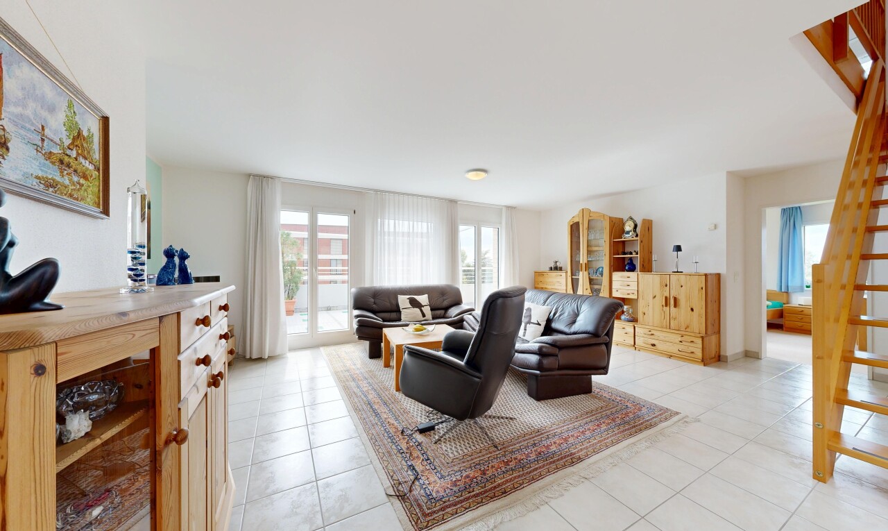 wohnzimmer mit drywall, gipskartonwand, light floor, inside property, und tile floor