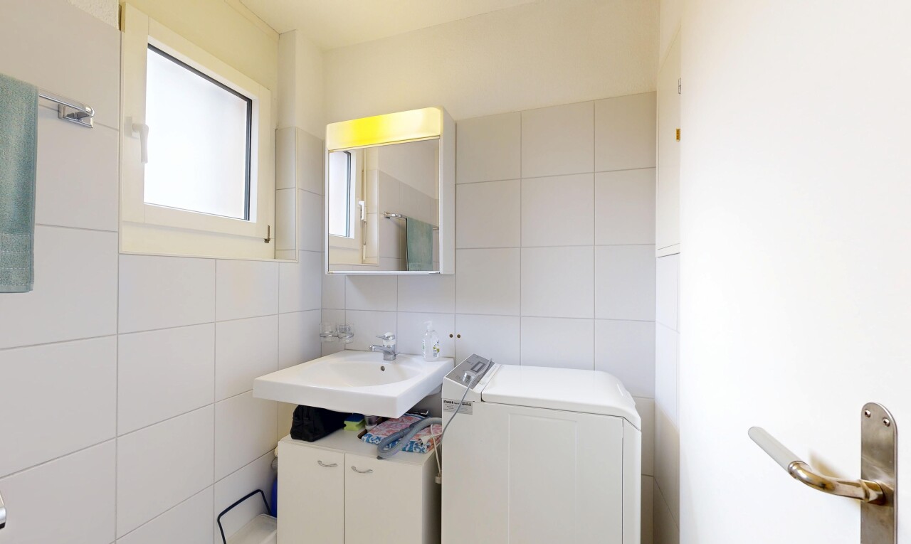 bad mit tile wall, fliesenwand, spiegel, waschbecken, und tumbler