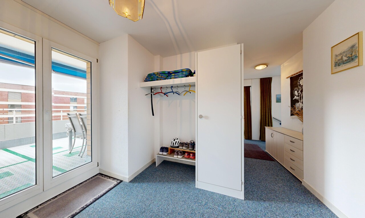 zimmer / schlafzimmer mit drywall, gipskartonwand, carpet, teppich, und inside property