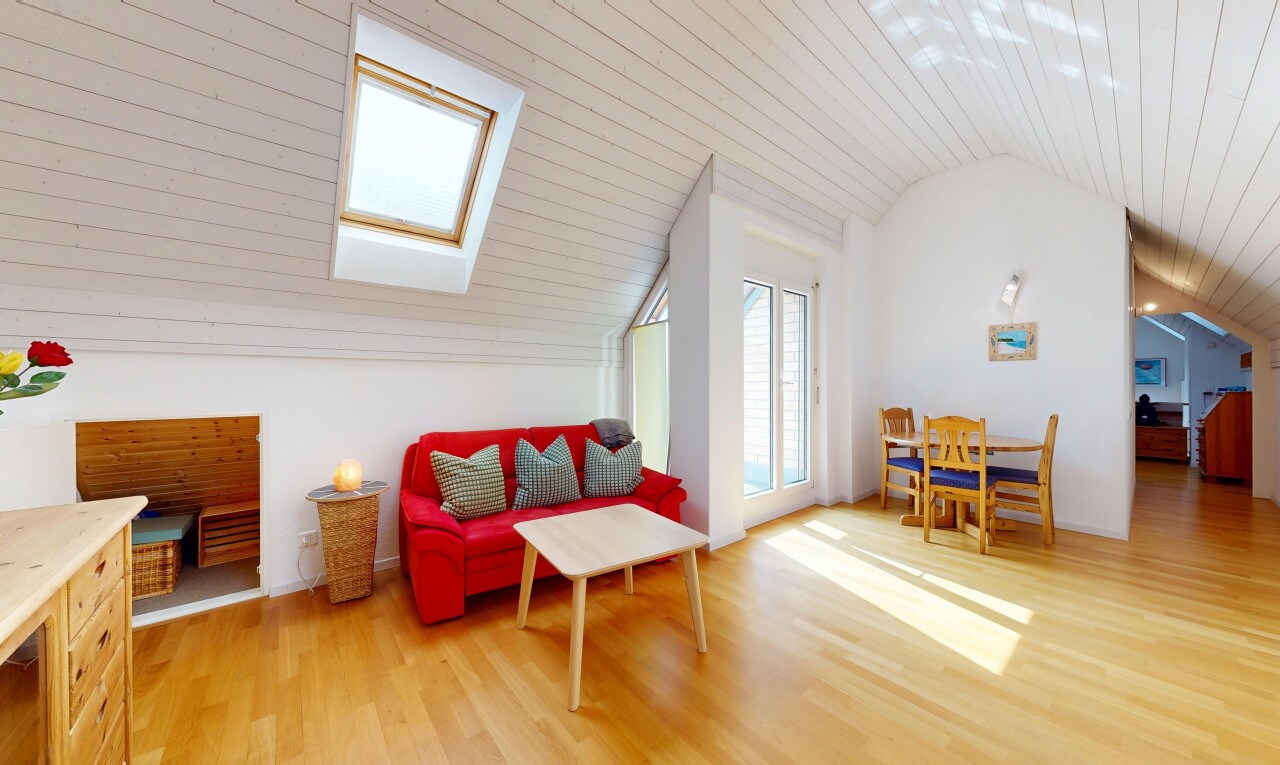 wohn- / esszimmer mit vaulted ceiling, dachschräge, wood finish floor, holzfußboden, und zusätzliches zimmer