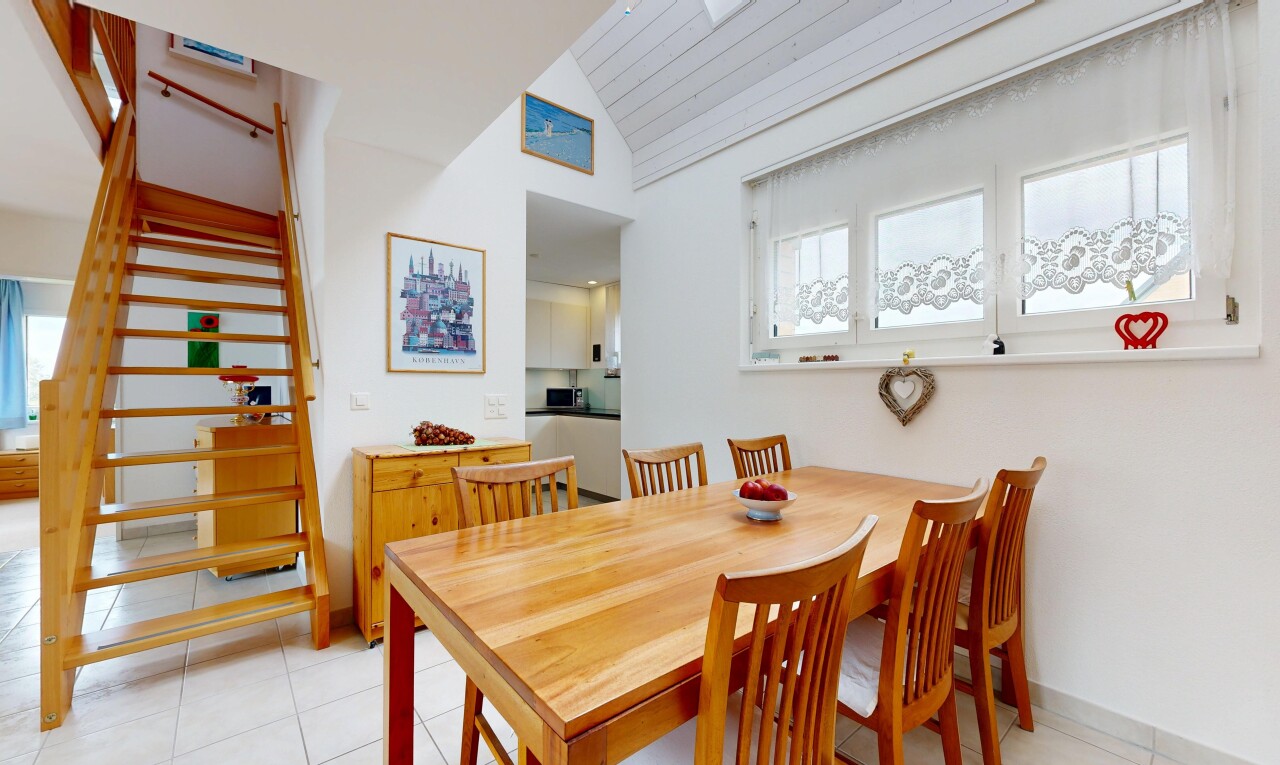 esszimmer mit treppen, gipskartonwand, drywall, dachschräge, und vaulted ceiling