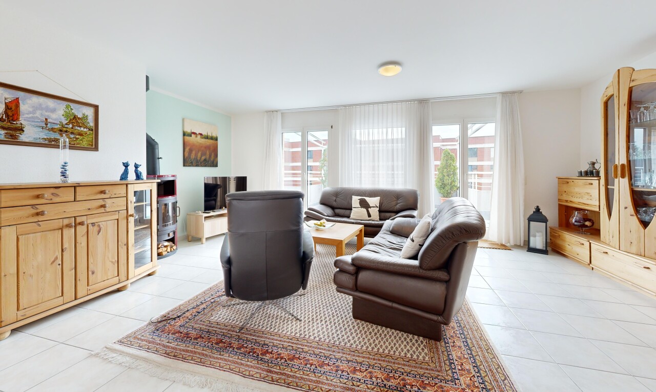 wohnzimmer mit fernseher, gipskartonwand, drywall, fliesenboden, und tile floor