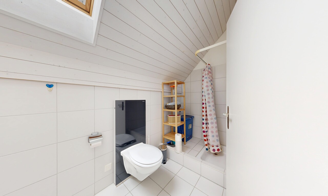 bad mit dusche, komplettes badezimmer, tile wall, fliesenwand, und vaulted ceiling