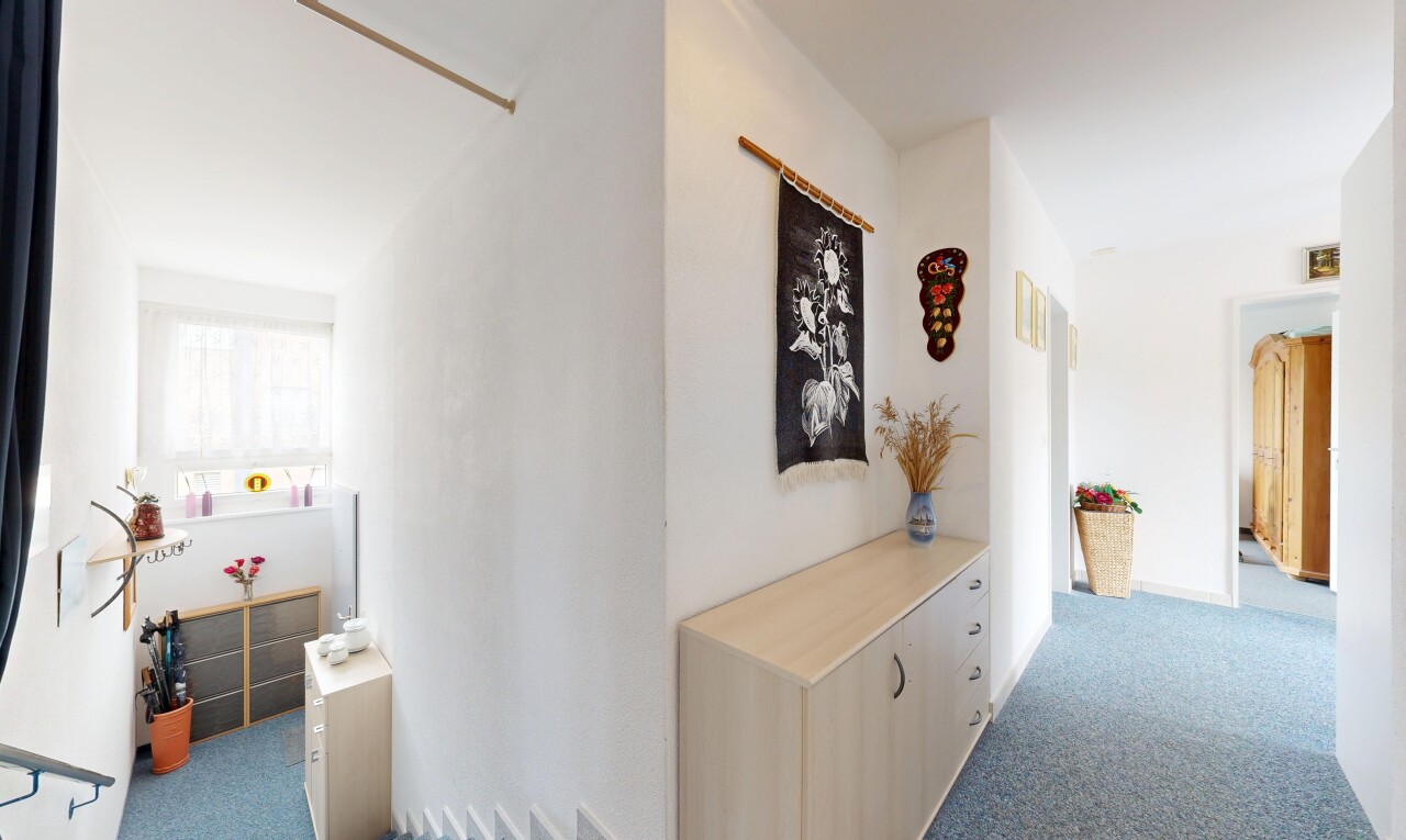 halle / korridor mit carpet, teppich, drywall, gipskartonwand, und inside property