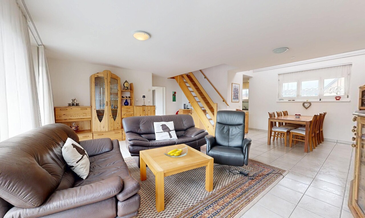wohn- / esszimmer mit treppen, drywall, gipskartonwand, tile floor, und fliesenboden