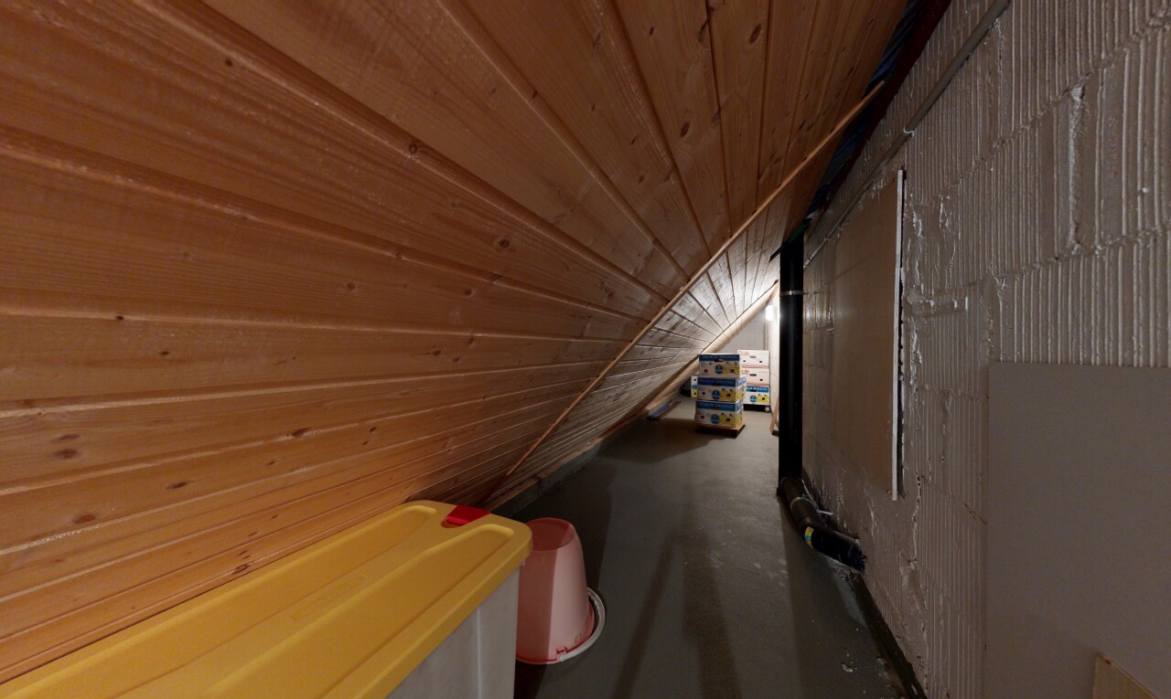 innenraum mit wood ceiling, holzdecke, low ceiling, niedrige decke, und vaulted ceiling