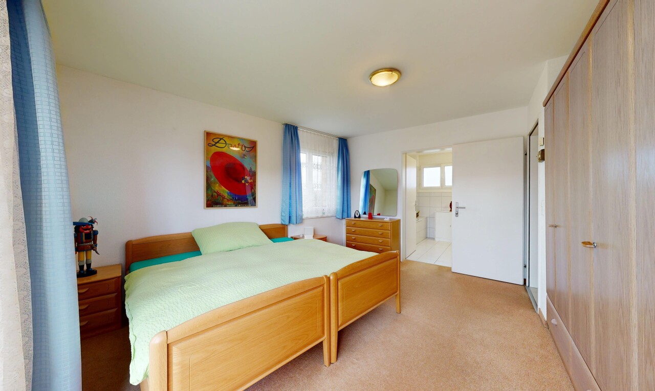zimmer / schlafzimmer mit gipskartonwand, drywall, teppich, carpet, und inside property