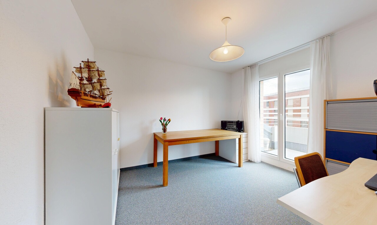 büro mit pendelleuchte, teppich, carpet, gipskartonwand, und drywall