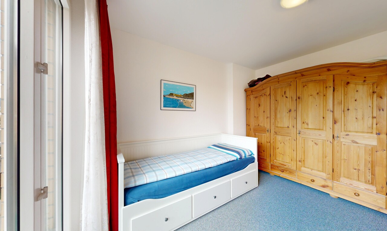 zimmer / schlafzimmer mit drywall, gipskartonwand, carpet, teppich, und inside property