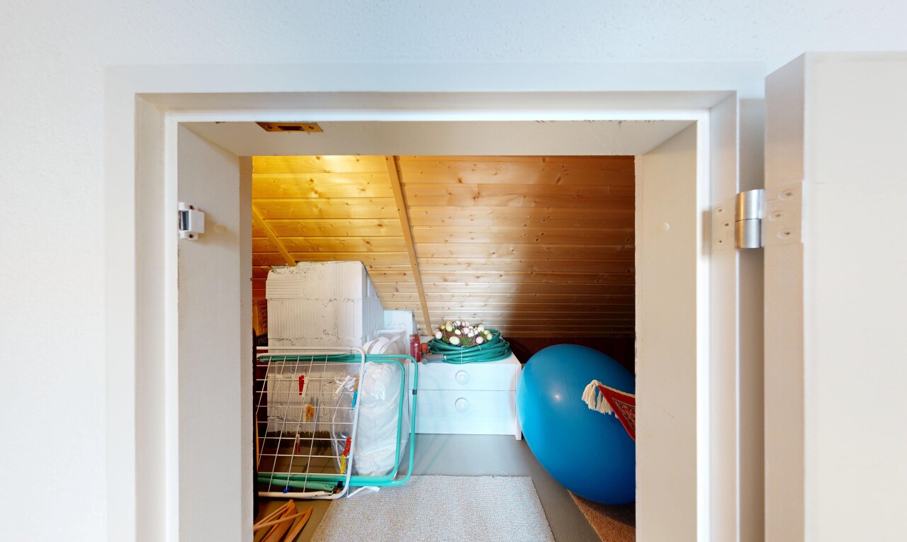 zimmer / schlafzimmer mit inside property, holzdecke, und wood ceiling