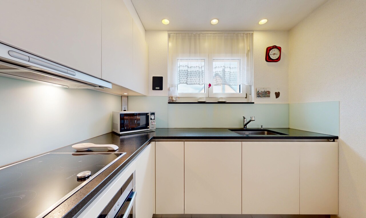 küche mit herd, mikrowelle, dark countertops, arbeitsplatten, und white cabinets