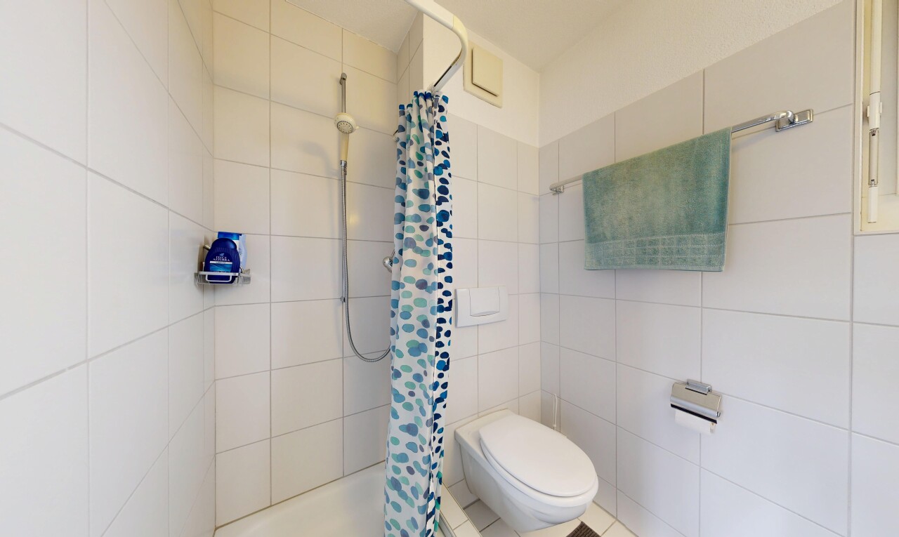 bad mit komplettes badezimmer, fliesenwand, tile wall, und inside property