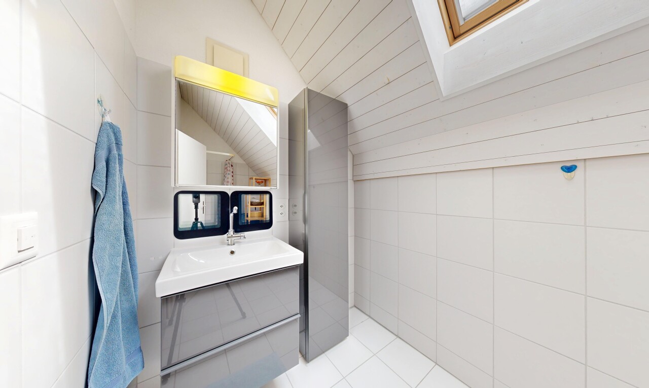 bad mit tile wall, fliesenwand, vaulted ceiling, dachschräge, und spiegel