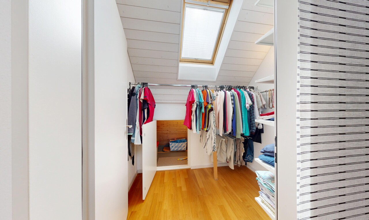 begehbarer kleiderschrank mit wood finish floor, holzfußboden, vaulted ceiling, dachschräge, und begehbarer kleiderschrank