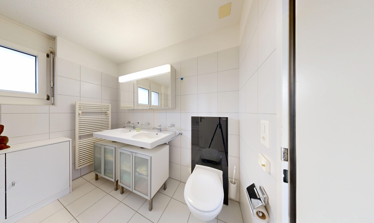 bad mit spiegel, fliesenwand, tile wall, kühler, und komplettes badezimmer