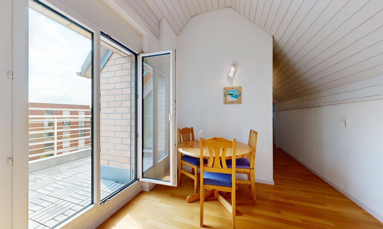 esszimmer mit holzfußboden, wood finish floor, gipskartonwand, drywall, und dachschräge