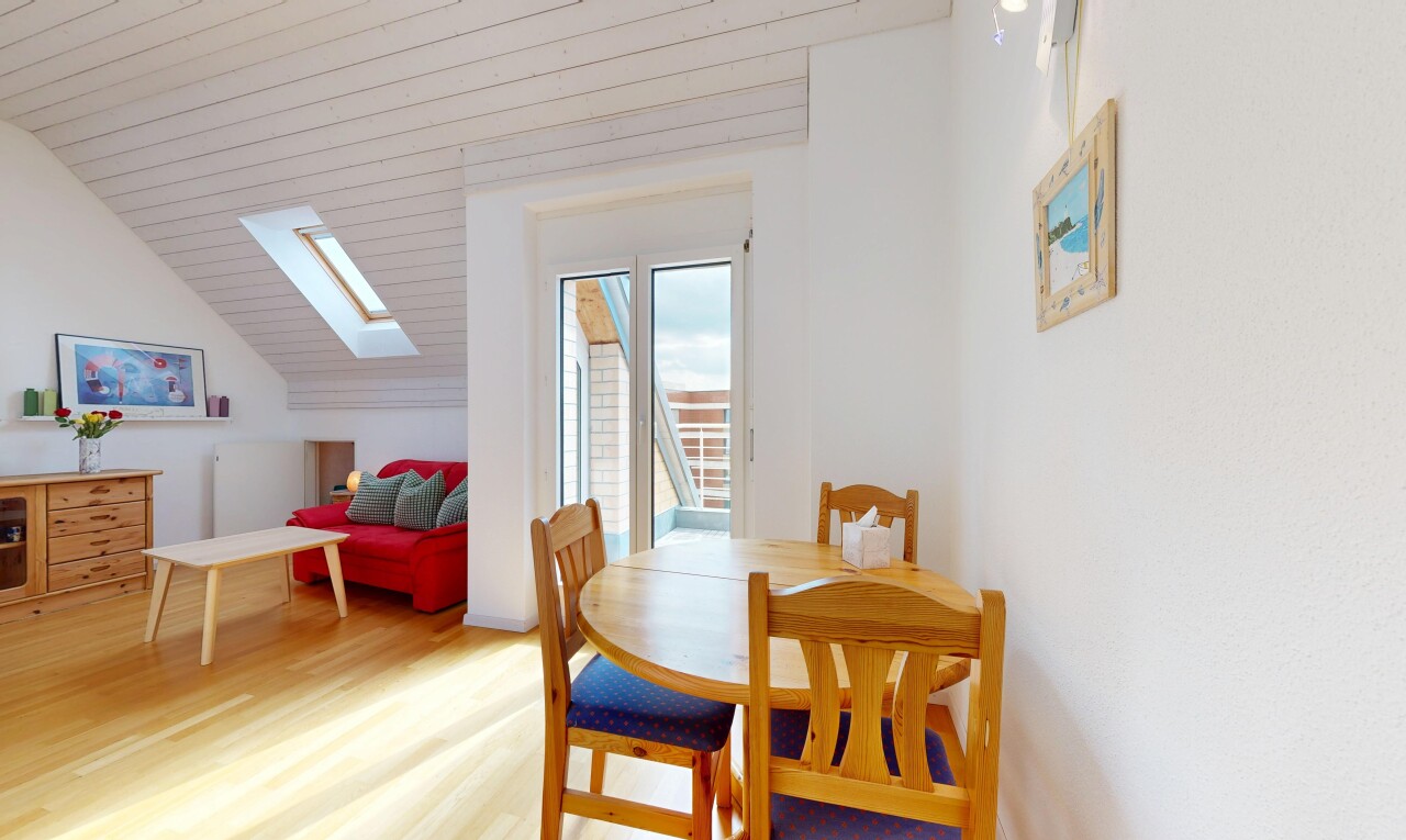 wohn- / esszimmer mit dachfenster, vaulted ceiling, dachschräge, wood finish floor, und holzfußboden