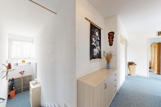 halle / korridor mit carpet, teppich, drywall, gipskartonwand, und inside property