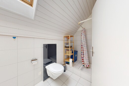 bad mit dusche, komplettes badezimmer, tile wall, fliesenwand, und vaulted ceiling
