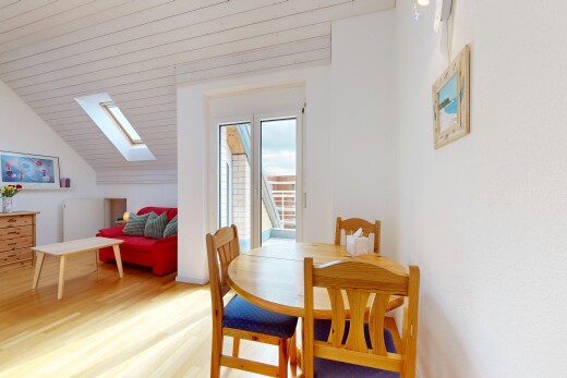 wohn- / esszimmer mit dachfenster, vaulted ceiling, dachschräge, wood finish floor, und holzfußboden
