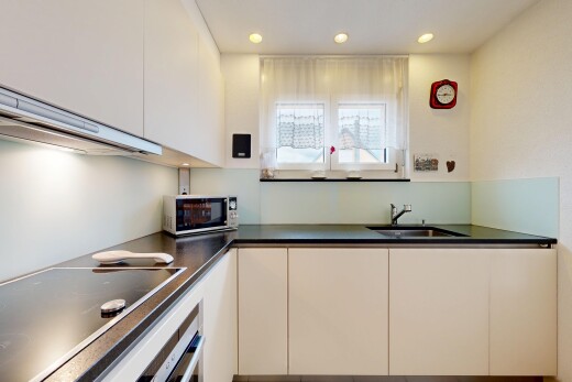küche mit herd, mikrowelle, dark countertops, arbeitsplatten, und white cabinets