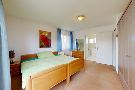 zimmer / schlafzimmer mit gipskartonwand, drywall, teppich, carpet, und inside property