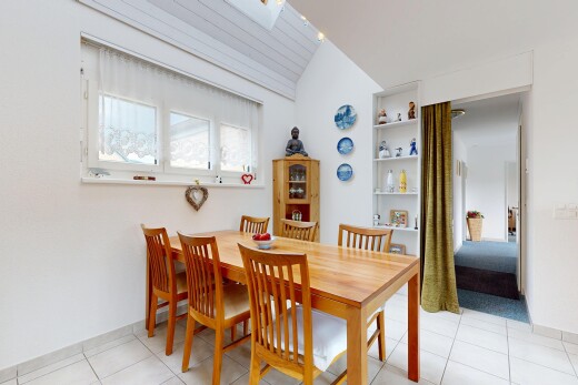 esszimmer mit eingebaute regale, drywall, gipskartonwand, vaulted ceiling, und dachschräge