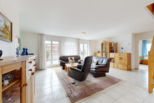 wohnzimmer mit drywall, gipskartonwand, light floor, inside property, und tile floor
