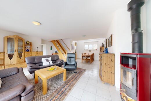 wohnzimmer mit drywall, gipskartonwand, treppen, tile floor, und fliesenboden