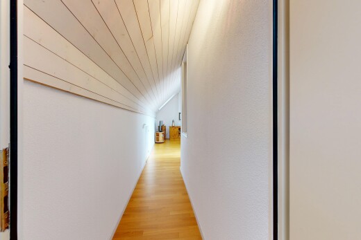 halle / korridor mit wood ceiling, holzdecke, wood finish floor, holzfußboden, und high end ceiling