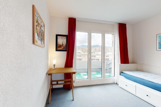 zimmer / schlafzimmer mit carpet, teppich, und inside property