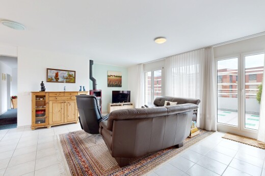 wohnzimmer mit drywall, gipskartonwand, fernseher, light floor, und tile floor