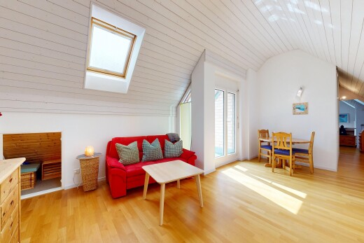 wohn- / esszimmer mit vaulted ceiling, dachschräge, wood finish floor, holzfußboden, und zusätzliches zimmer