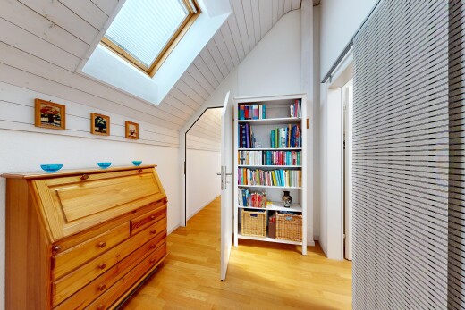 zimmer / schlafzimmer mit zusätzliches zimmer, dachschräge, vaulted ceiling, dachfenster, und holzfußboden