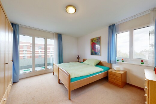 zimmer / schlafzimmer mit natürliches licht, carpet, teppich, inside property, und drywall